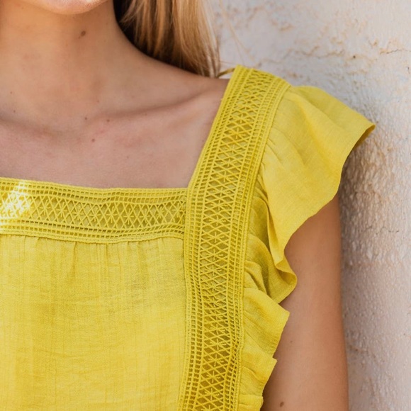 Neckline Resort Top - Picture 4 of 4